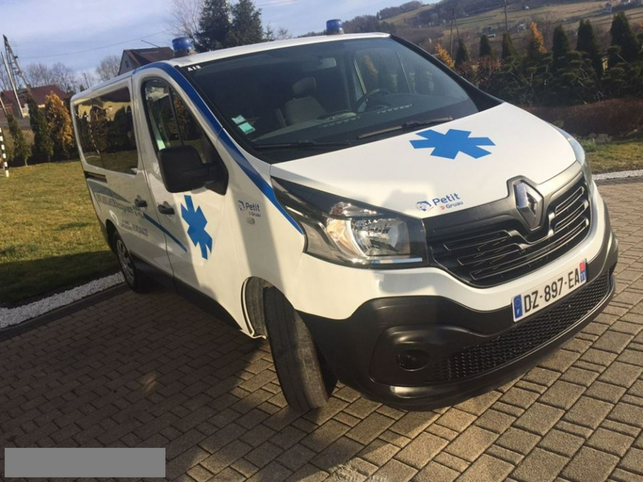 Renault Trafic ambulans sanitarny karetka nosze
