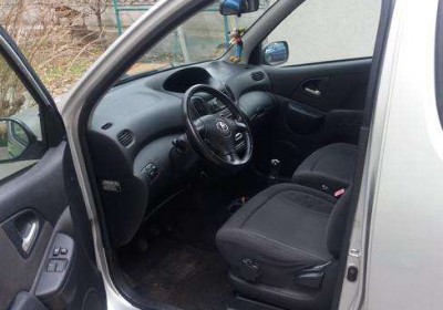 02ea51_sprzedam-toyote-yaris-verso-zdjecia