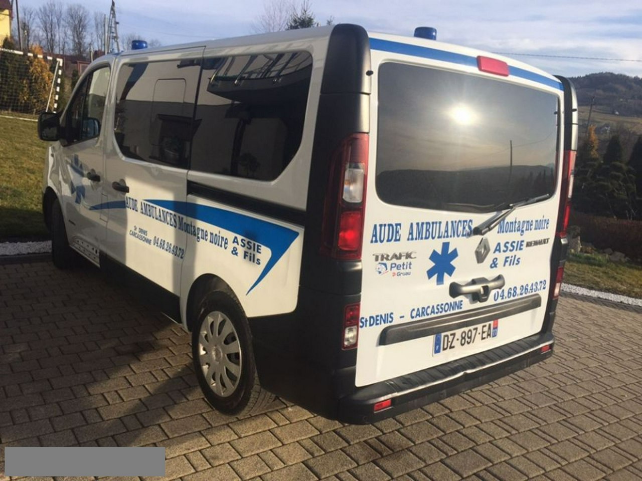 Renault Trafic ambulans sanitarny karetka nosze