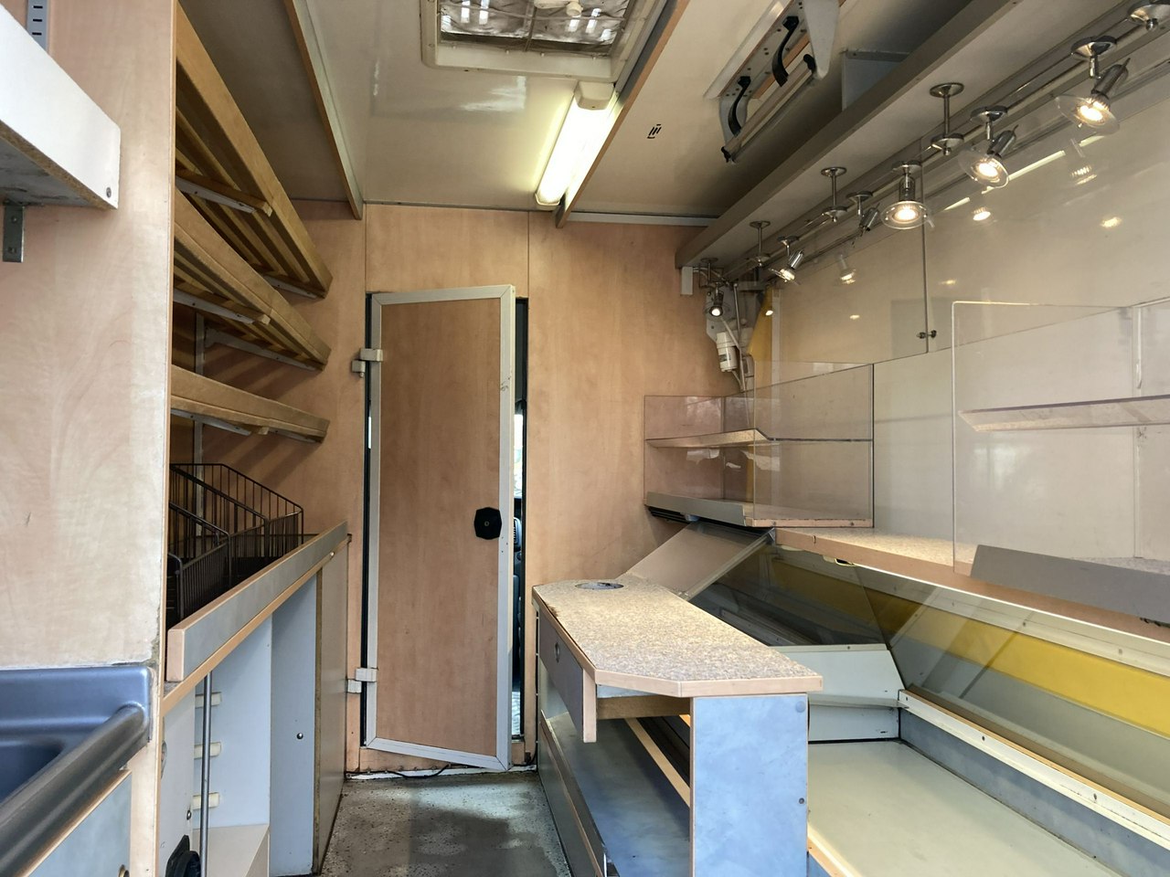 Renault Trafic Autosklep do pieczywa Gastronomiczny Food Truck Foodtruck sklep