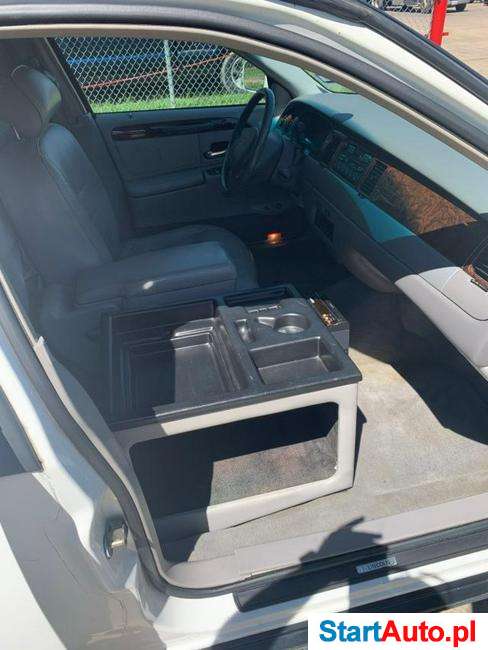 Lincoln Town Car Executive 4.6 l benz. V8 200KM 9-osob. 2000