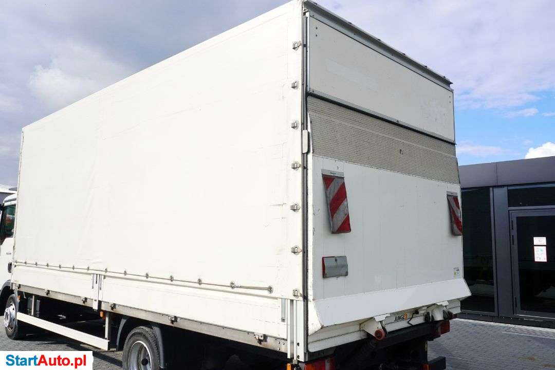 JUNGE Zabudowa Plandeka , Winda Dhollandia 1.000kg , Pilot , Burty Dzielone , Zabudowa Jak Nowa , 6 X 2,5 X 2,5m , Zabudowa Plandeka Firanka