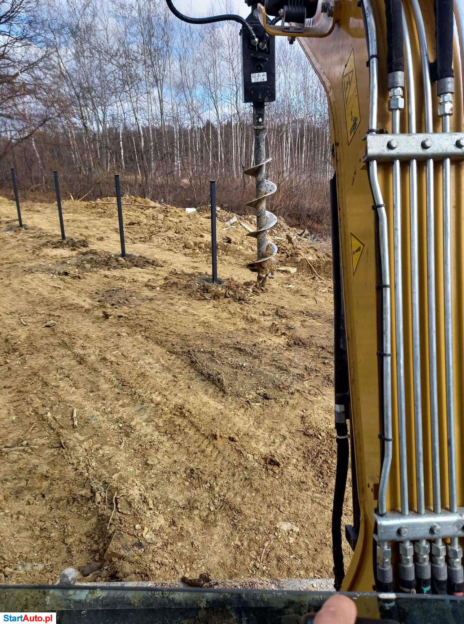 Minikoparka i wiertnica.