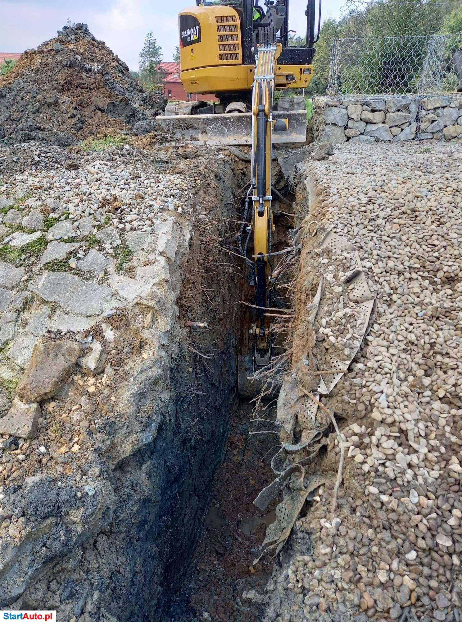 Minikoparka i wiertnica.