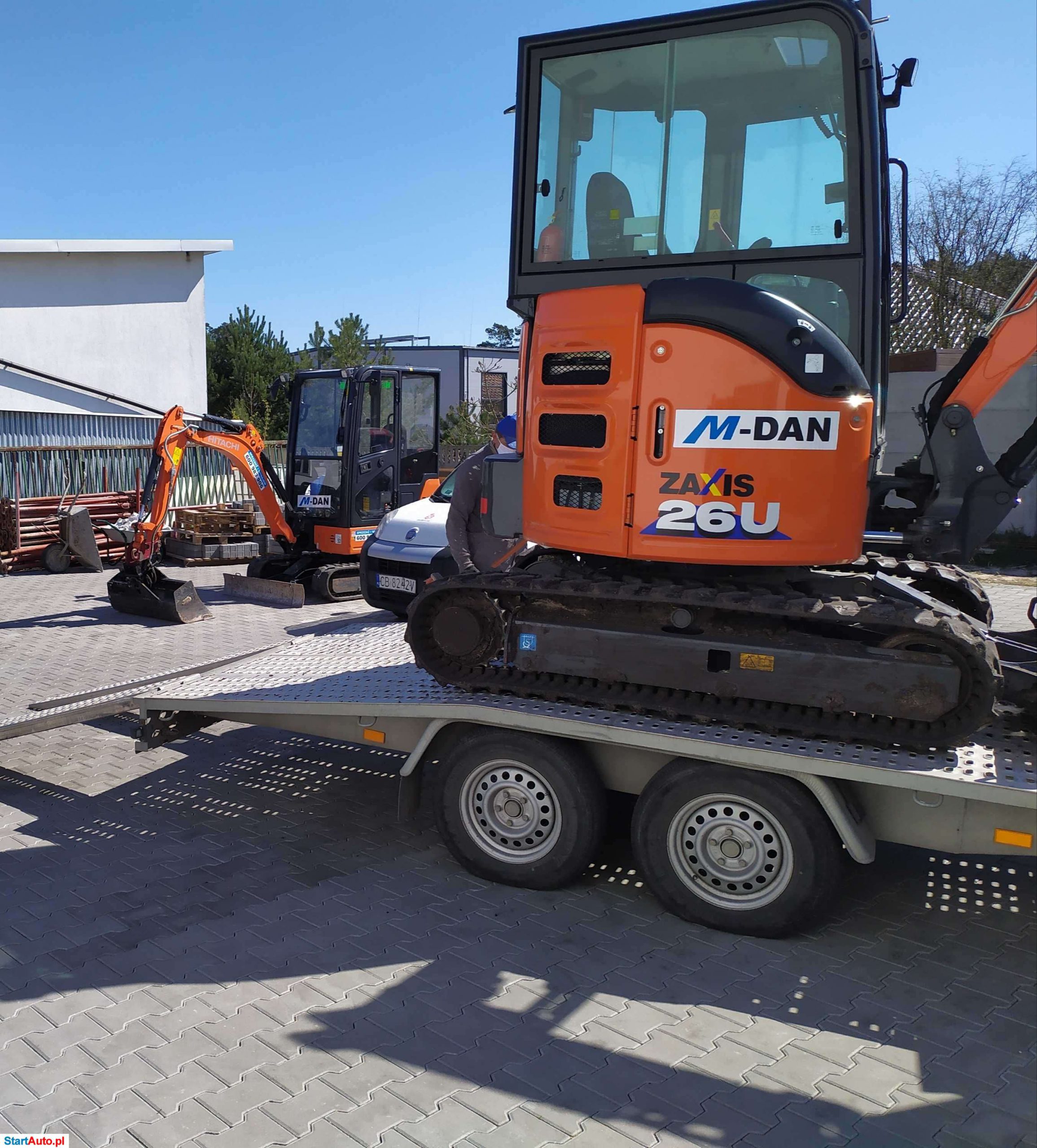 Minikoparki Hitachi Bydgoszcz, prace ziemne, kucie betonu, wynajem