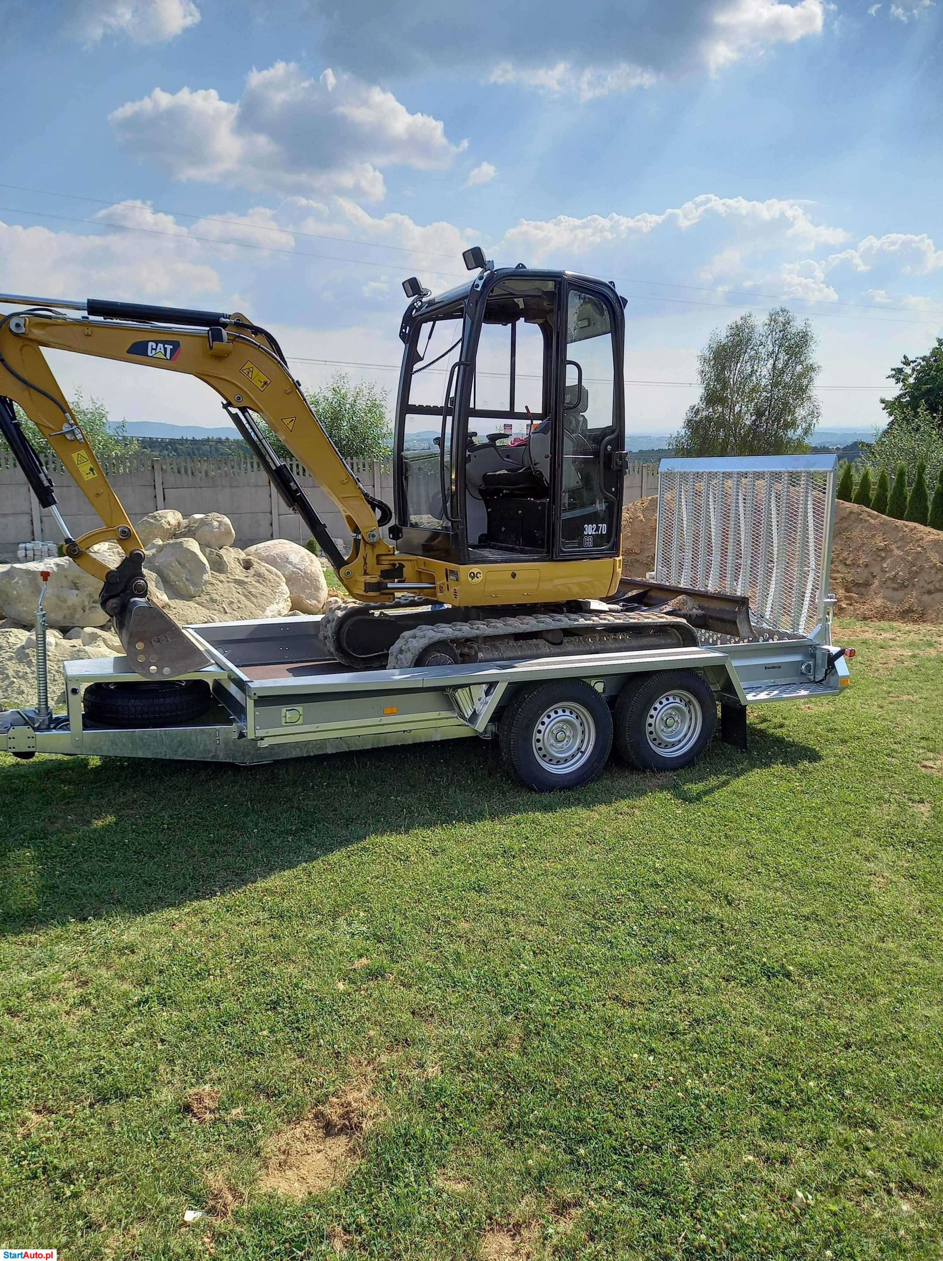 Minikoparka i wiertnica.