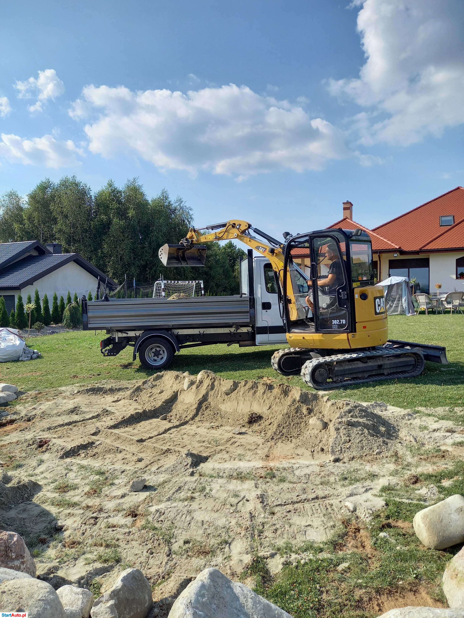 Minikoparka i wiertnica.