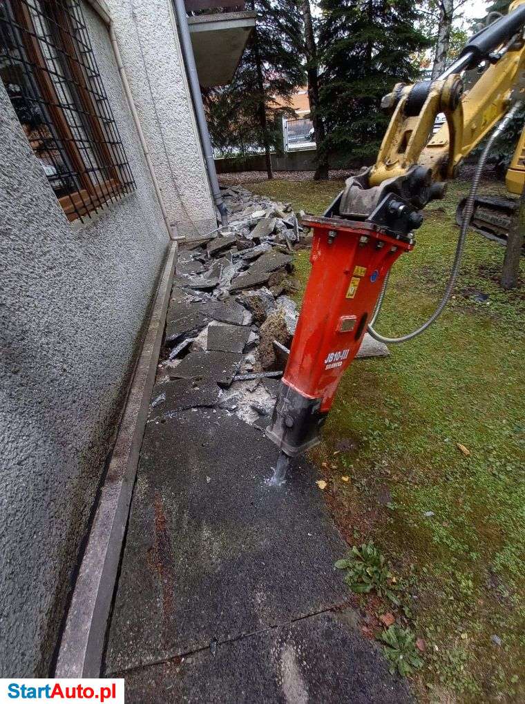 Minikoparka i wiertnica.