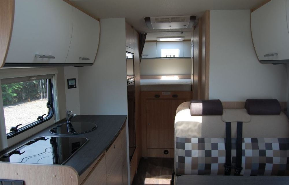 Duży 6-osobowy kamper do wynajęcia. Wynajem kampera Warszawa.