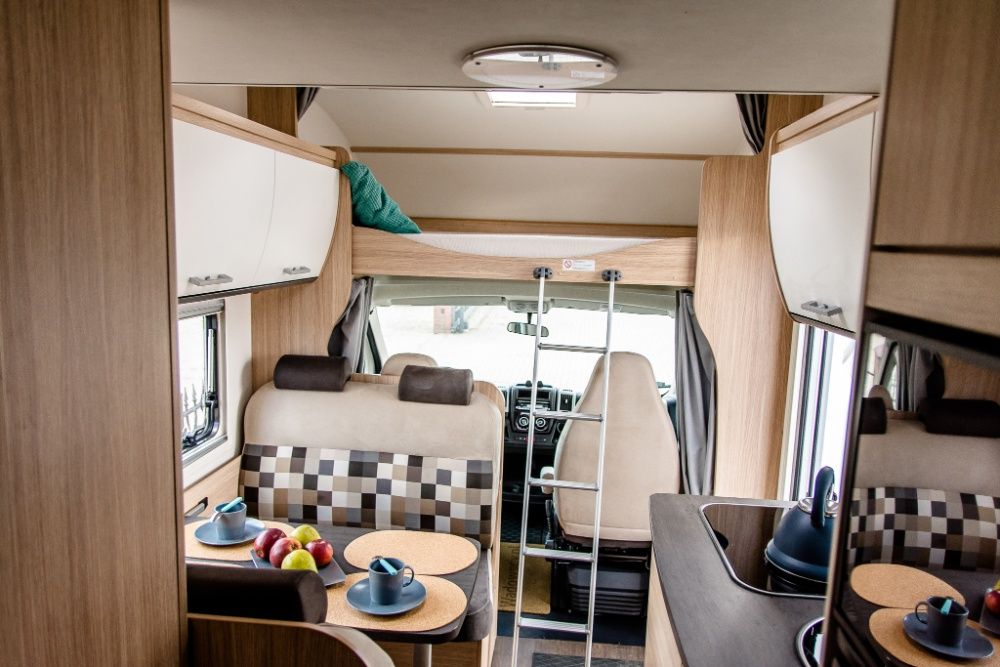 Wynajem kampera w zabudowie alkowej firmy SUNLIGHT dla 5 osób