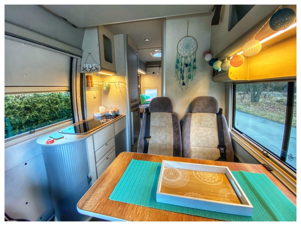 YOLO VANS – Wyjątkowy Kamper na wynajem. Wolność podróżowania :)