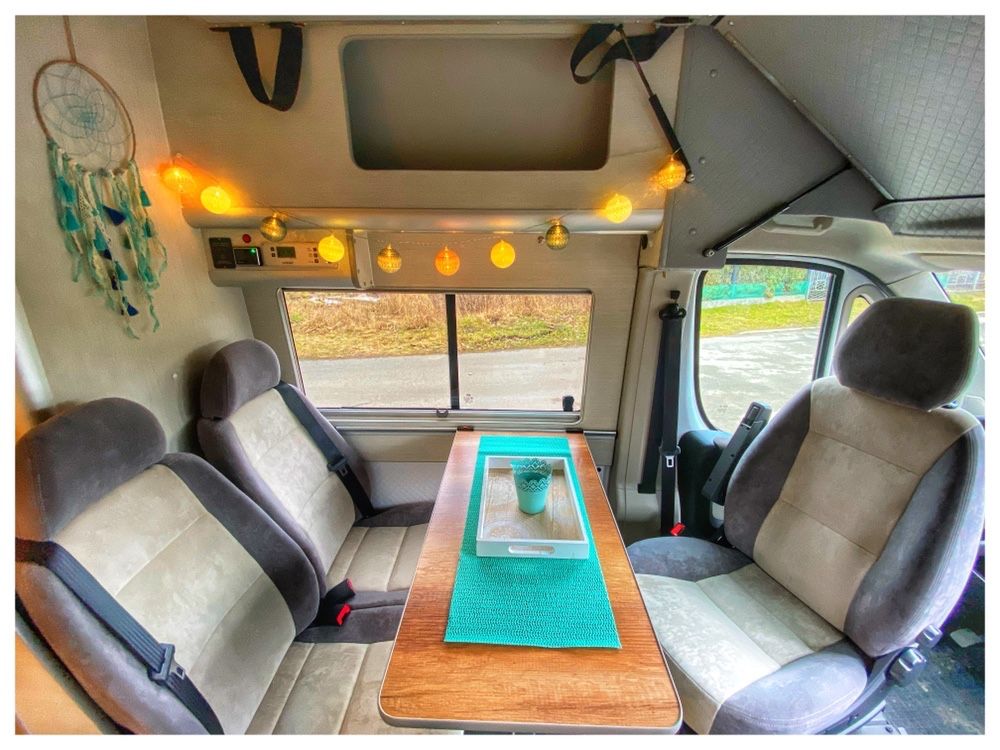 YOLO VANS – Wyjątkowy Kamper na wynajem. Wolność podróżowania :)