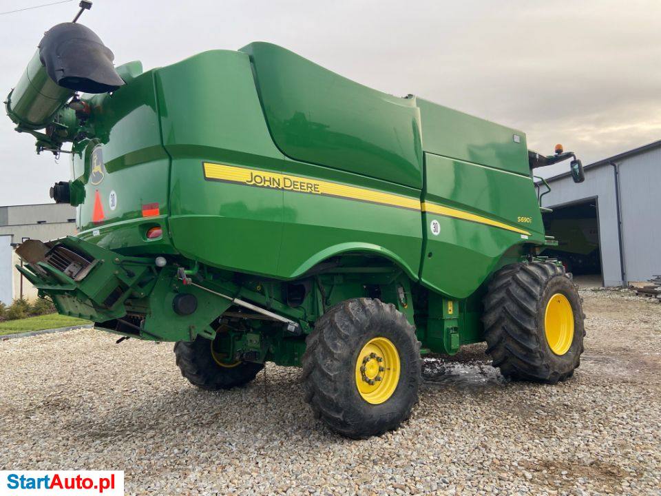John Deere S690
