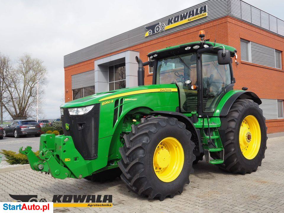 John Deere 8260R