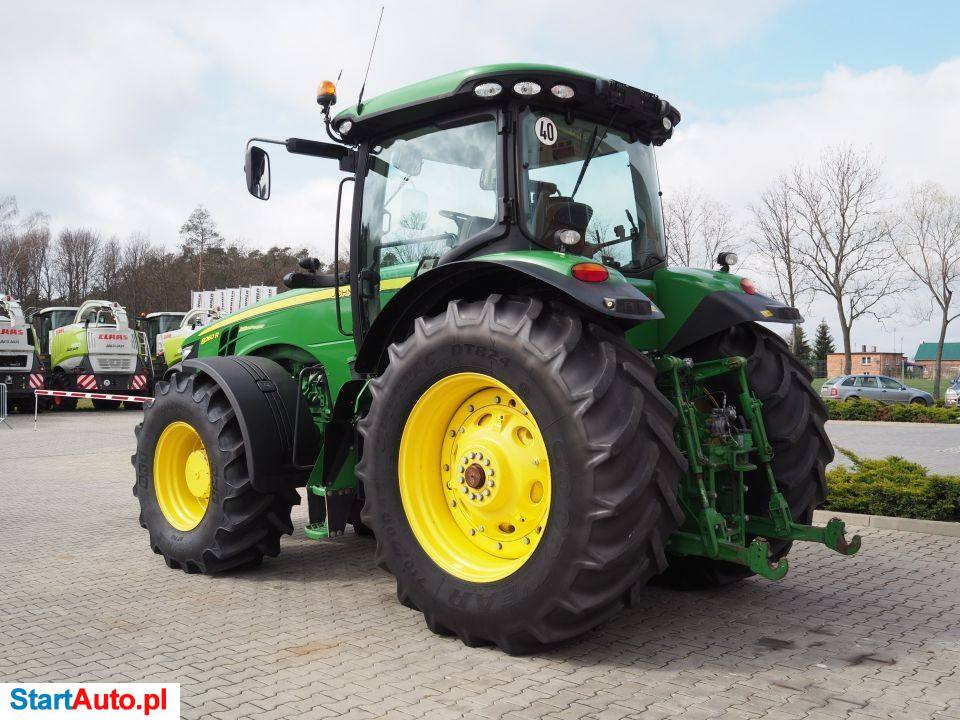 John Deere 8260R