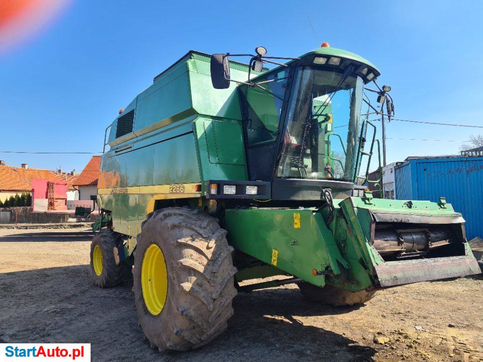 John Deere 2266