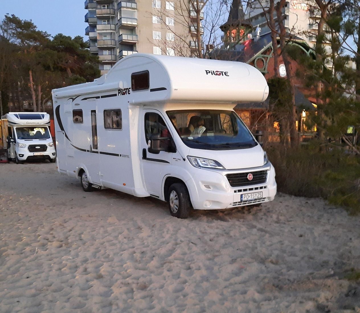 Wynajem kampera Poznań ceny od 370 do 550 brutto.