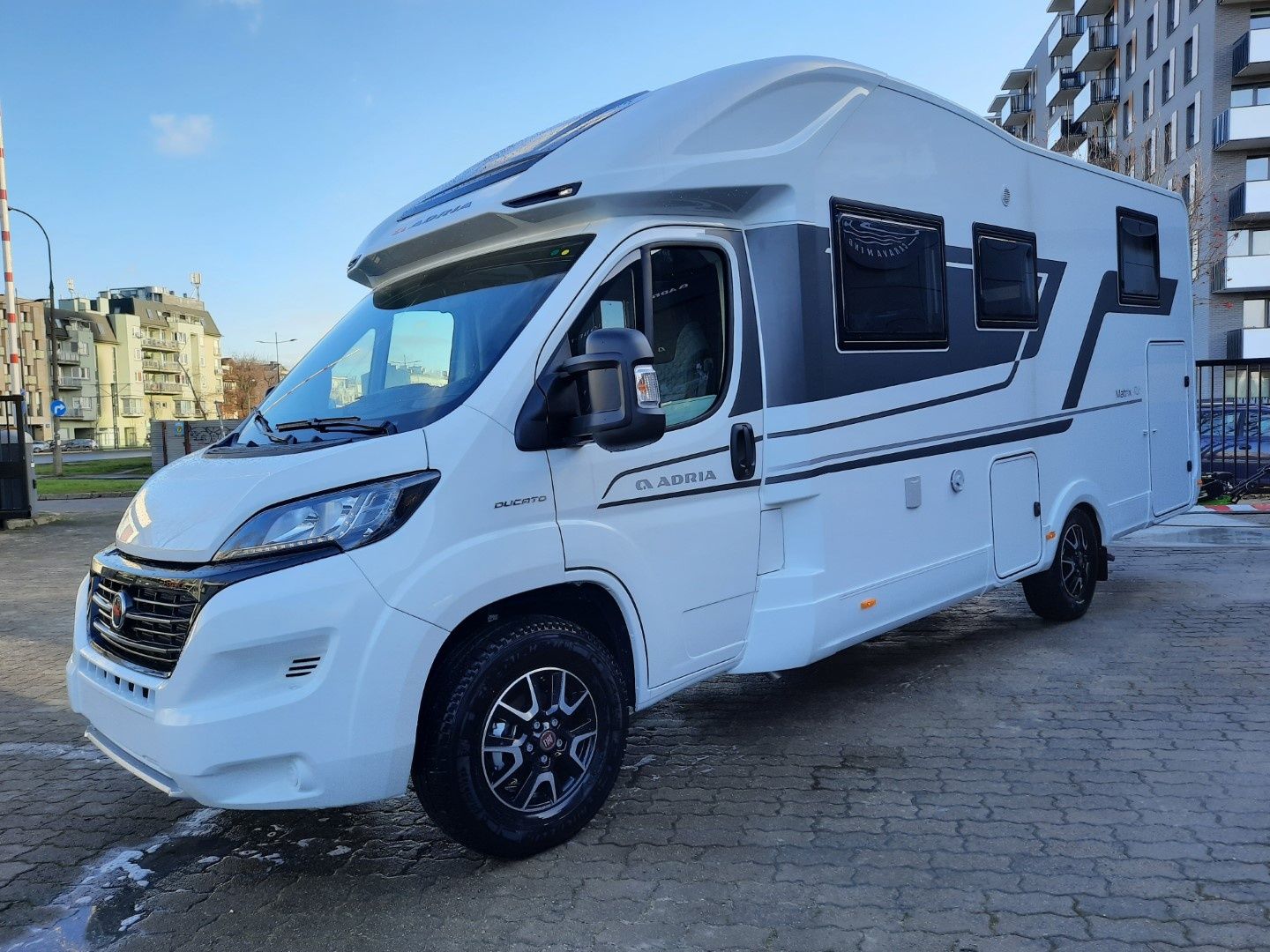 Wynajem kampera nowy kamper jedyny w Polsce ekskluzywny 5 osób automat