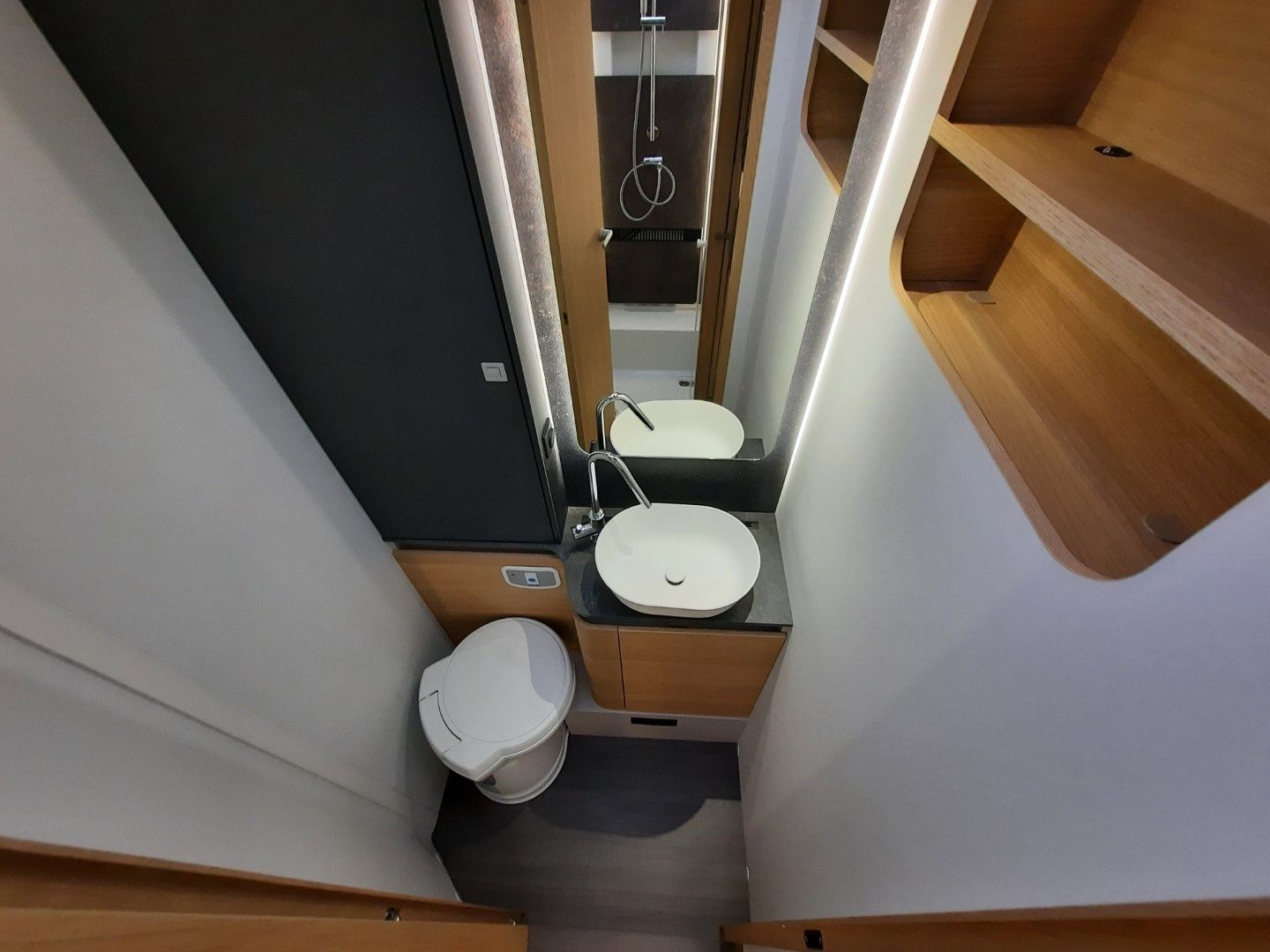 Wynajem kampera nowy kamper jedyny w Polsce ekskluzywny 5 osób automat