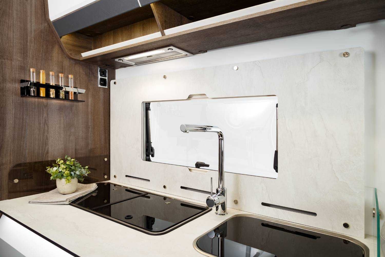 Wynajem kamperów – MAJÓWKA 2021 Benimar Amphitryon 997 INTEGRA