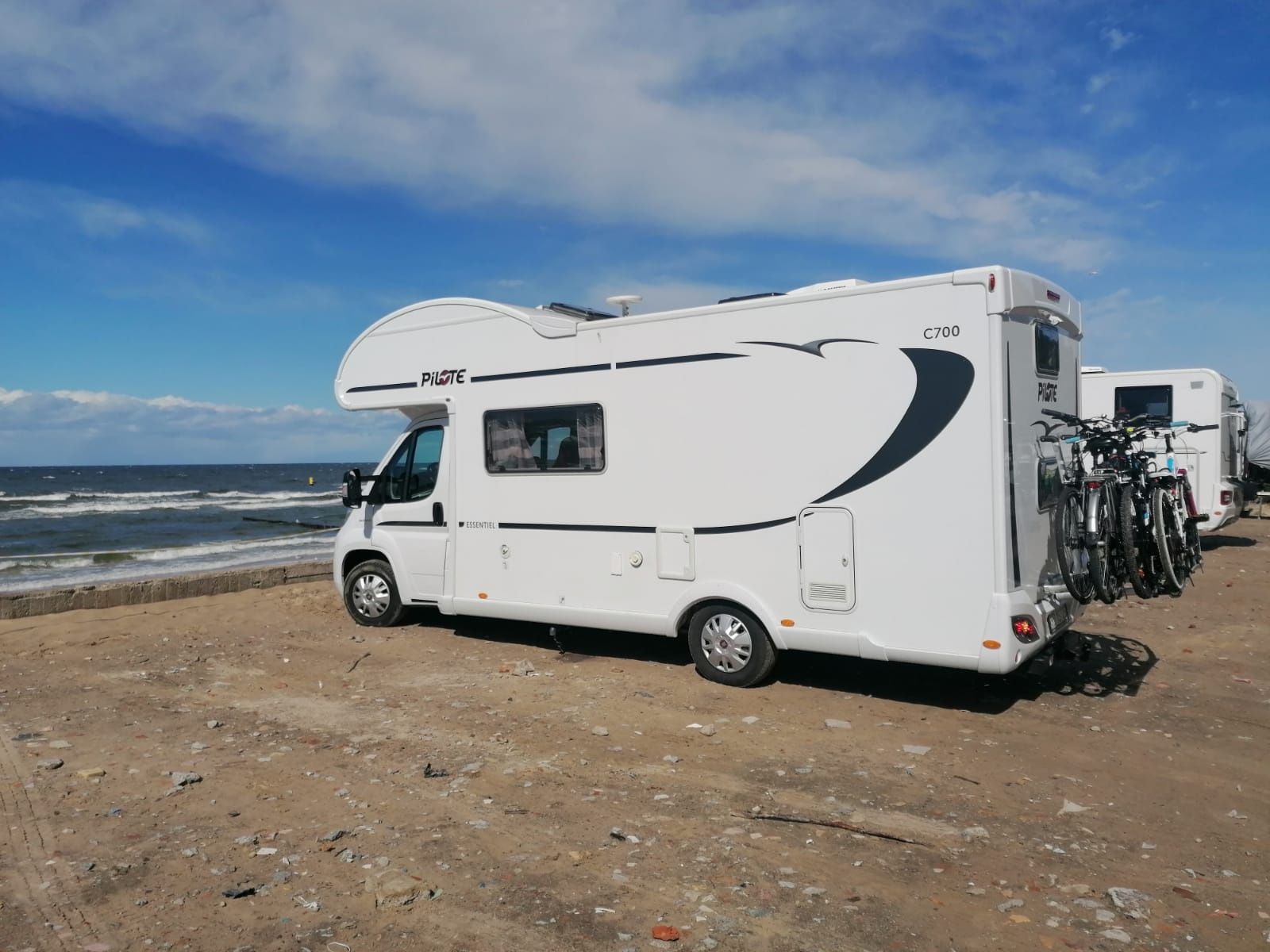 Wynajem kampera Poznań ceny od 370 do 550 brutto.