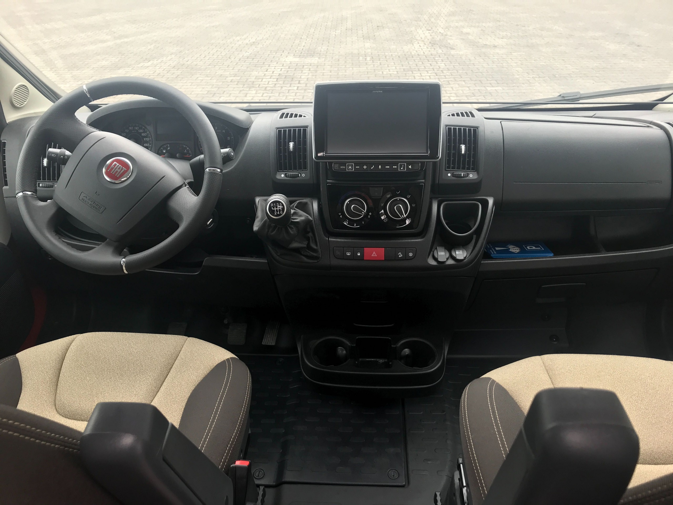 Wynajem kampera POSSL SUMMIT 600 Plus