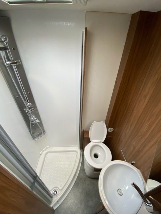 Wynajem kampera Poznań ceny od 370 do 550 brutto.