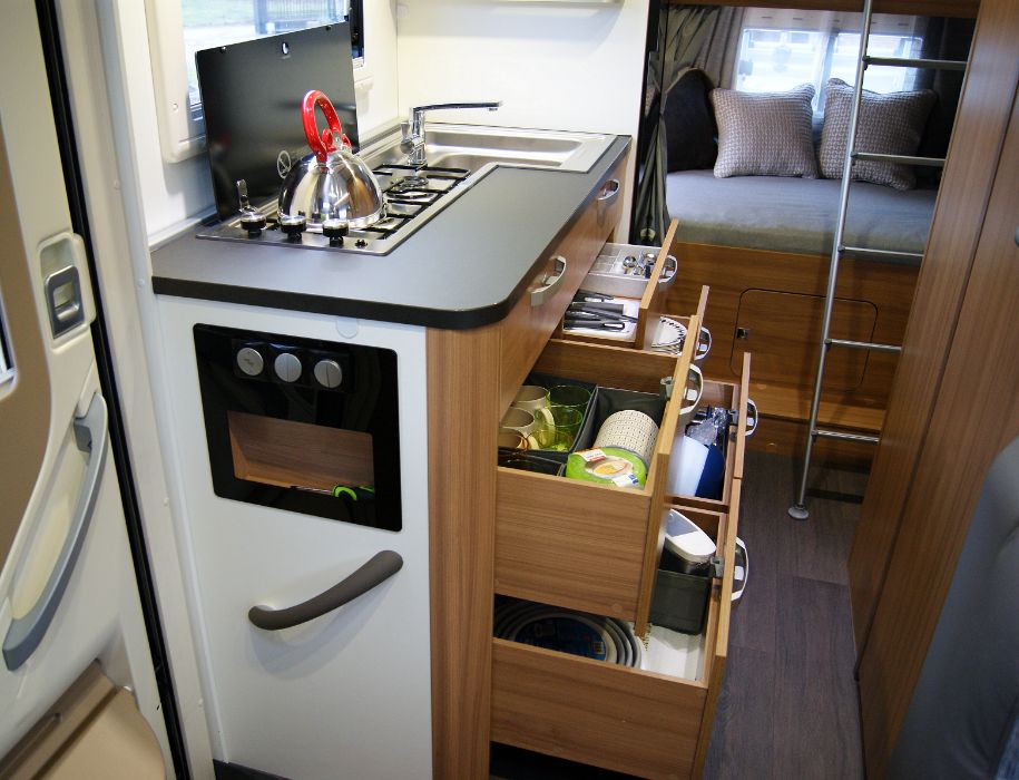 Wynajem kampera – całoroczny camper 7-osobowy Adria Coral