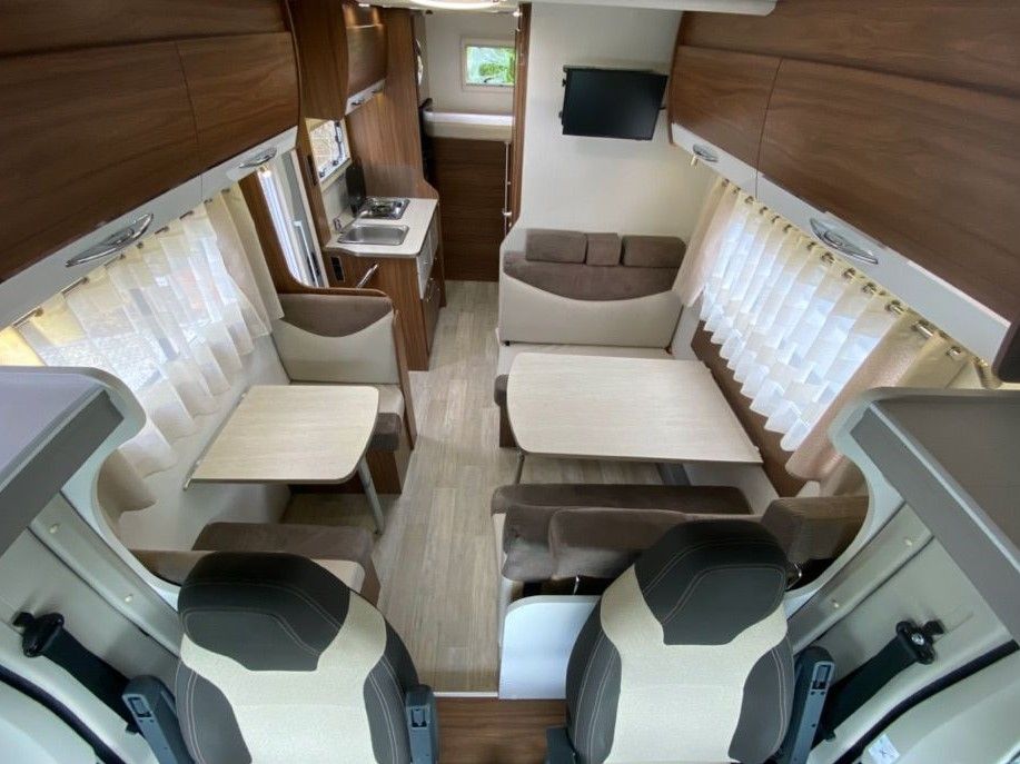 Wynajem kampera Poznań ceny od 370 do 550 brutto.