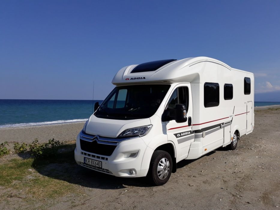 Kamper półintegra 5 osób wynajem camperów wypożyczalnia ekamper.pl