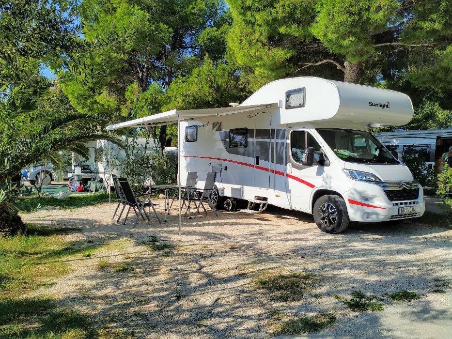 Duży 6-osobowy kamper do wynajęcia. Wynajem kampera Warszawa.