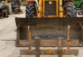 -J CB 4CX KOPARKO LADOWARKA na równych kolach