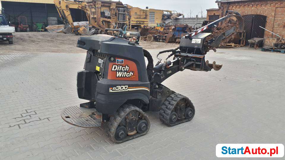 Koparka łańcuchowa Ditch Witch R300 pługoukładacz gąsienice