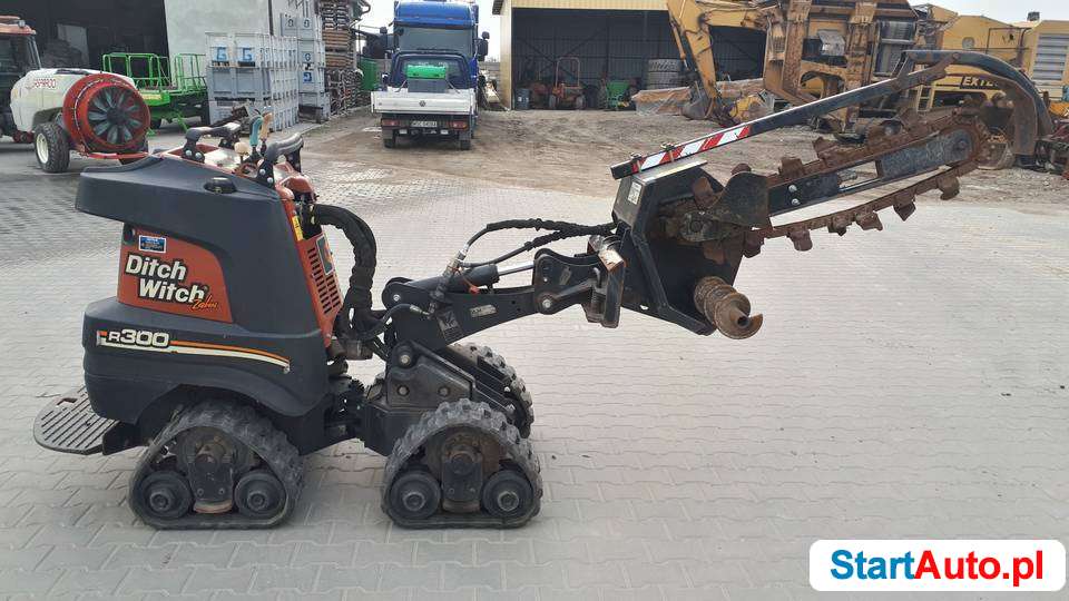 Koparka łańcuchowa Ditch Witch R300 pługoukładacz gąsienice