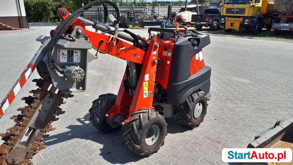 Koparka łańcuchowa miniładowarka Ditch Witch R300 wiertnica