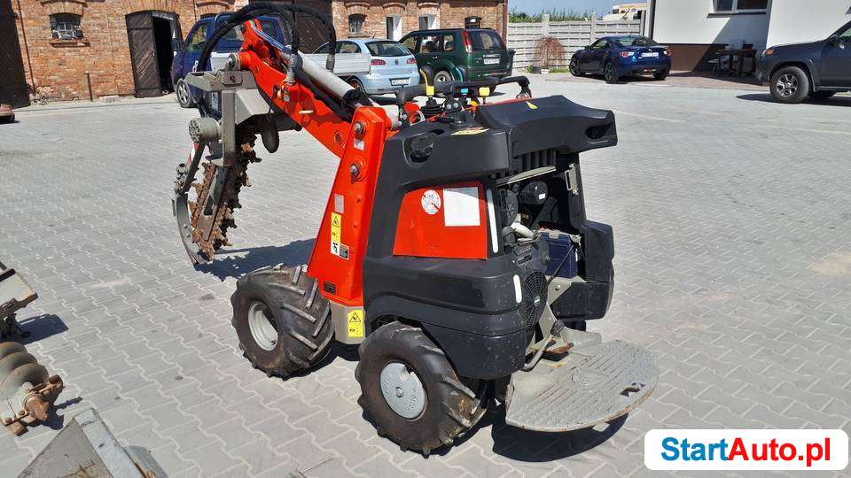 Koparka łańcuchowa miniładowarka Ditch Witch R300 wiertnica