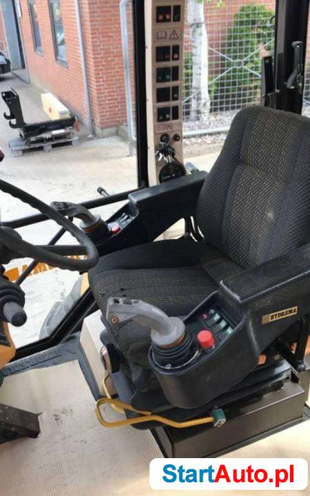 Koparko ladowarka Hydrema 906 C na duźych kolach