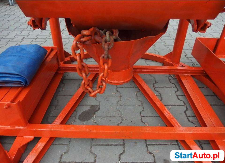 Kubeł pojemnik zbiornik do betonu 750 L podest