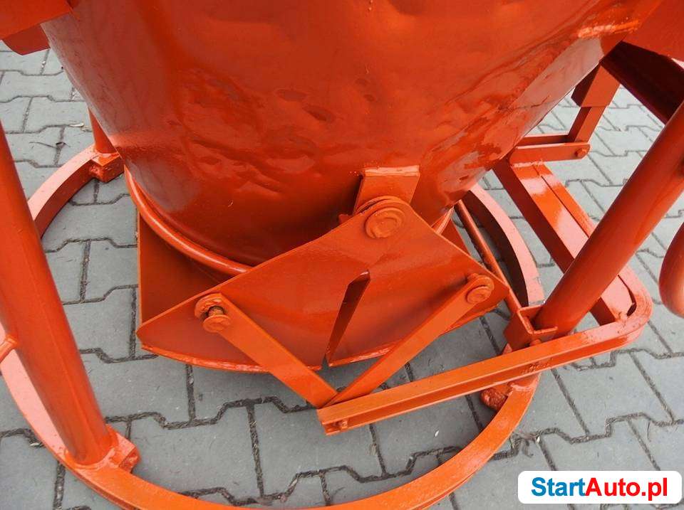 Kubeł pojemnik zbiornik do betonu 750L dźwig koło.