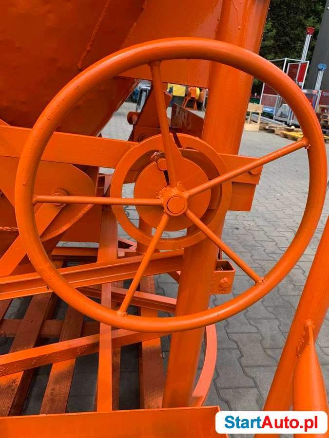 Pojemnik do betonu z podestem roboczym 750 dźwigowy zbiornik