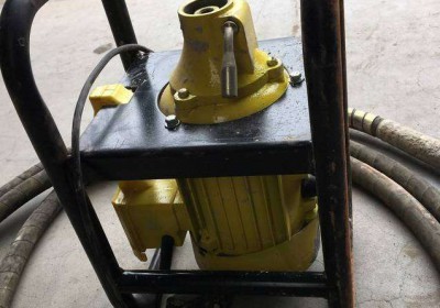 wibrator-do-betonu-z-wzmocnionym-wezem-gietkim-sprzedam-519831921