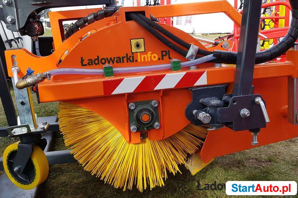 Zamiatarka hydrauliczna z zraszaczem i pojemnikiem na odpad