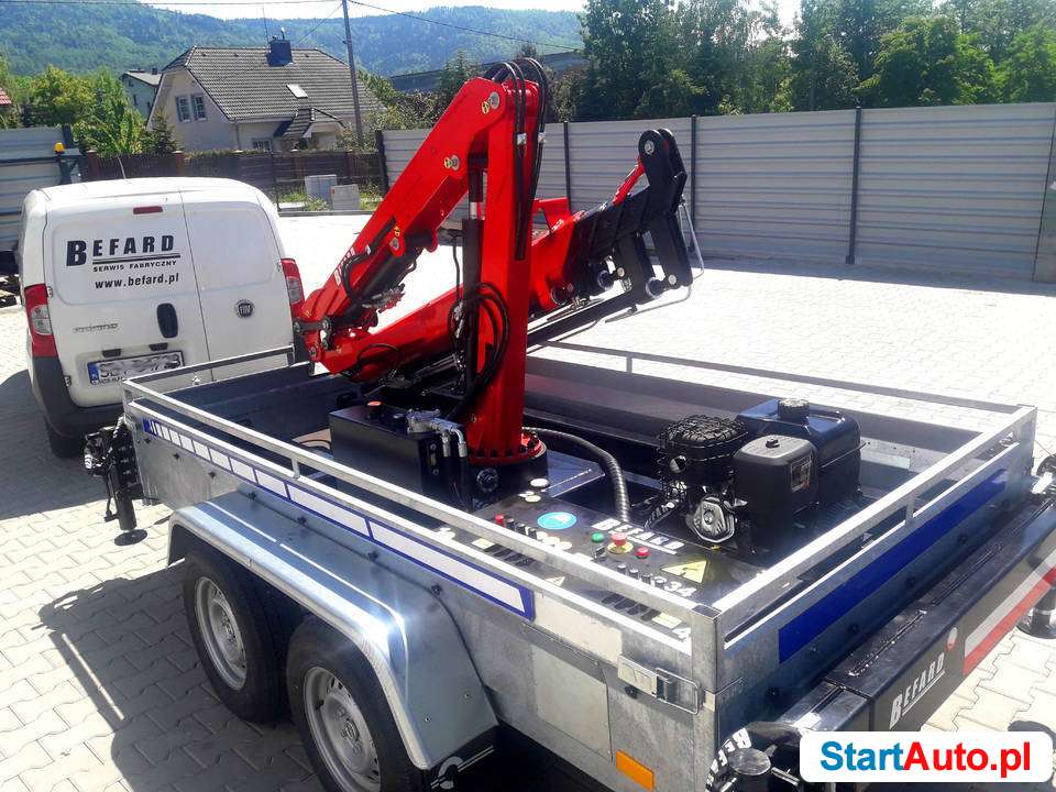 żuraw na przyczepie